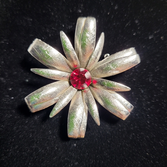 Vintage Silver Tone Daisy with Red Rhinestone Centre Brooch - Picture 3 of 9